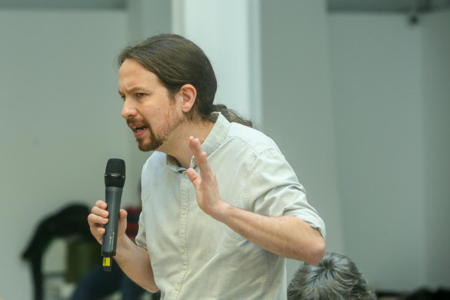 El secretario general de Unidas Podemos, Pablo Iglesias, participa en una asamblea con colectivos del ámbito de la sanidad