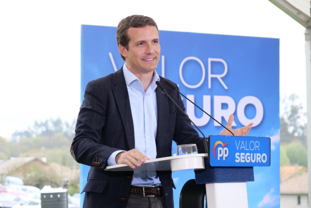 El líder del PPdeG, Alberto Núñez Feijóo, participa en un mitin junto al presidente del PP, Pablo Casado, y otros dirigentes del PPdeG en Santiago de Compostela