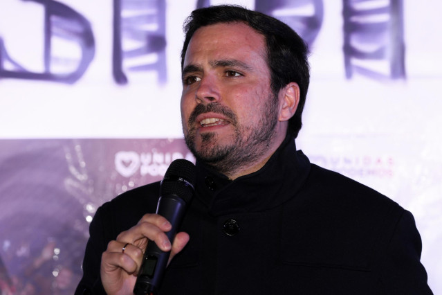 Pablo Iglesias y Alberto Garzón participan en la pegada de carteles de Unidas Podemos
