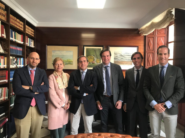 Granada.- 28A.- El PP aborda con Colegio de Abogados la situación del Puerto de Motril ante 