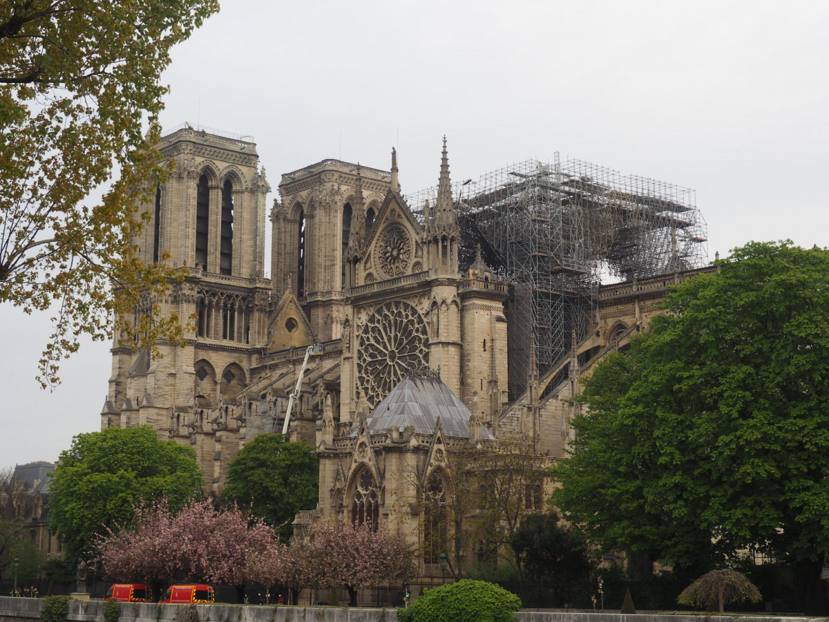 (Amp) Los bomberos dan por extinguido el incendio en la catedral de Notre Dame de París