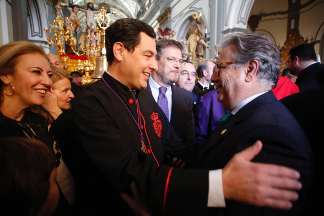 Málaga.- S.Santa.- Juanma Moreno sale este Miércoles Santo llevando el trono del Cristo de la Exaltación, de Fusionadas