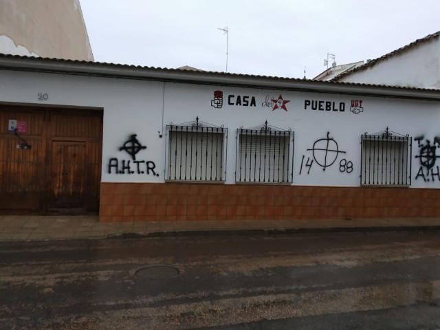 El PSOE denuncia ante la Guardia Civil las pintadas aparecidas en la fachada de su sede de Campo de Criptana