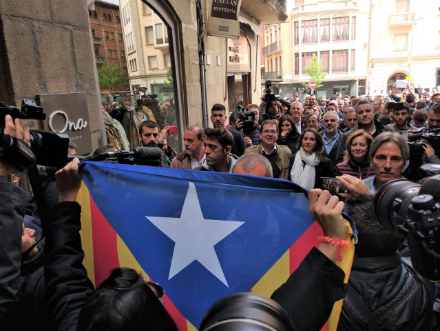 28A.- Arrimadas Es Increpada En Vic (Barcelona) Y Reivindica A Cs Como Garantía De 
