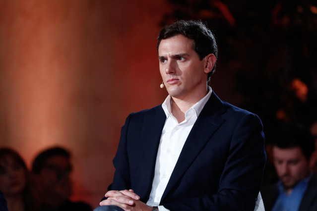 Componentes de Ciudadanos participan en una charla-coloquio sobre economía
