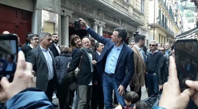 28A.- Pedro Sánchez Pasea Por La Parte Vieja De San Sebastián Entre El Asombro De Turistas Y Transeúntes