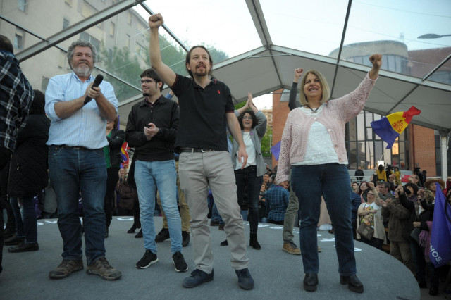 Pablo Iglesias, Lander Martínez y los candidatos vascos de Podemos Euskadi en un acto en Bilbao