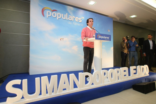 El expresidente del Gobierno y presidente de la Fundación FAES, José María Aznar, participa en un acto de campaña del PP.