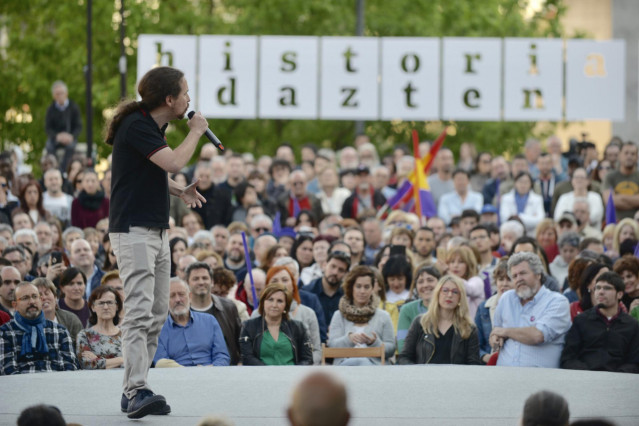 Pablo Iglesias, Lander Martínez y los candidatos vascos de Podemos Euskadi en un acto en Bilbao