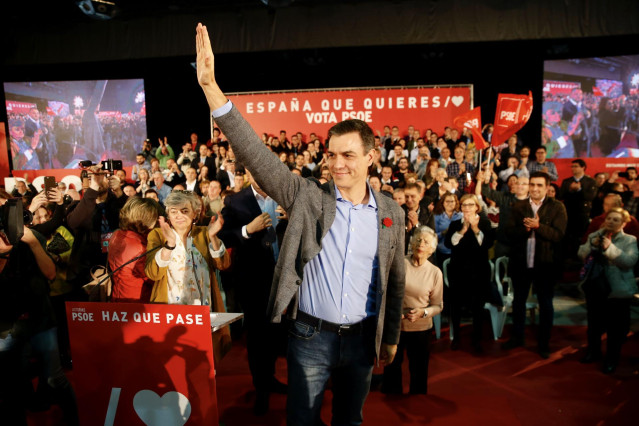Sánchez ofrece en Gijón su mitin más multitudinario ante 3.500 personas: 