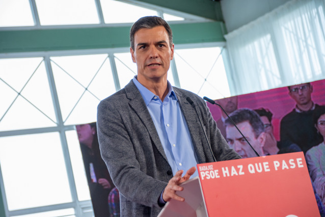 El secretario general del PSOE y presidente del Gobierno, Pedro Sánchez, participa en un acto en Badajoz  junto a miembros del PSOE-Extremadura