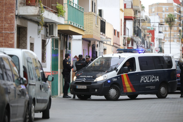Registo de la casa en un barrio de Sevilla donde vivía  el yihadista detenido en Marrueco y  que presuntamente pretendía atentar en la Semana Santa de Sevilla.