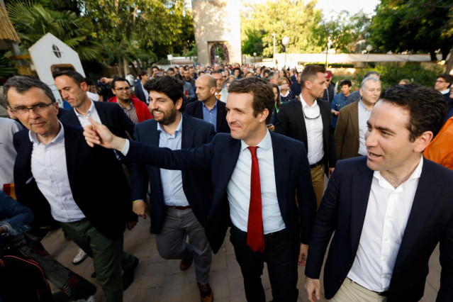 El presidente del PP, Pablo Casado, clausura un mitin de partido en Murcia junto a Teodoro García Egea, Fernando López Miras y José Ballesta