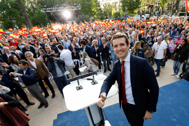 El presidente del PP, Pablo Casado, clausura un mitin de partido en Murcia junto a Teodoro García Egea, Fernando López Miras y José Ballesta