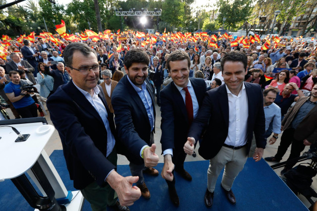 El presidente del PP, Pablo Casado, clausura un mitin de partido en Murcia junto a Teodoro García Egea, Fernando López Miras y José Ballesta