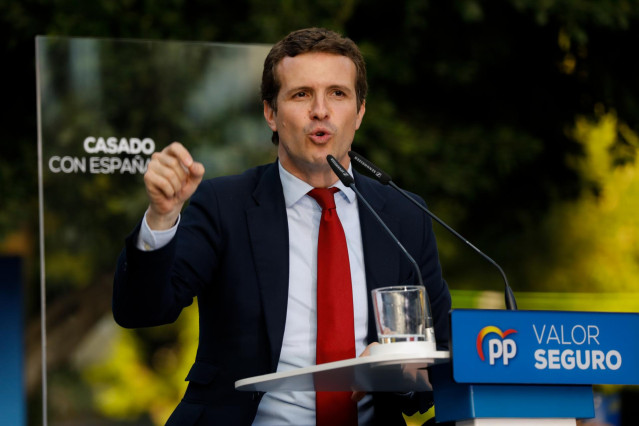 El presidente del PP, Pablo Casado, clausura un mitin de partido en Murcia junto a Teodoro García Egea, Fernando López Miras y José Ballesta