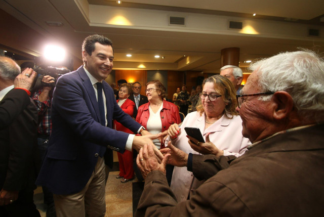 El presidente del PP-A, Juanma Moreno, participa en un desayuno con mayores en Almería