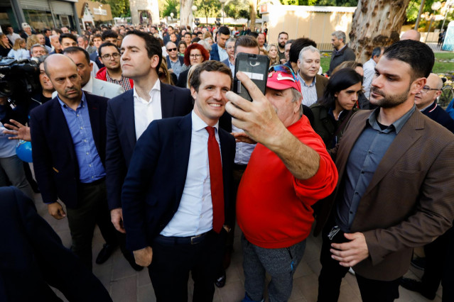 El presidente del PP, Pablo Casado, clausura un mitin de partido en Murcia junto a Teodoro García Egea, Fernando López Miras y José Ballesta