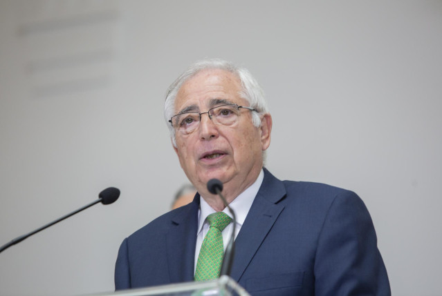 El presidente de la Junta, Juanma Moreno, firma un convenio de colaboración con los presidentes de las ciudades autónomas de Ceuta y Melilla