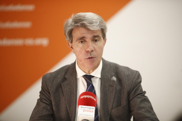 El expresidente de la Comunidad de Madrid, Ángel Garrido, posa en la sede de su nuevo partido, Ciudadanos