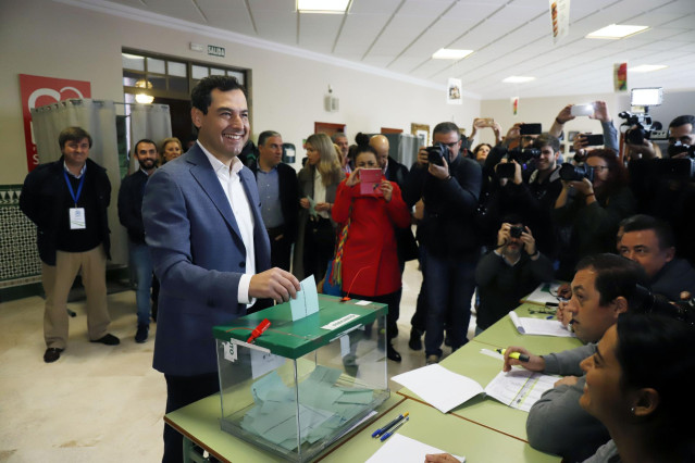En Málaga, el presidente del PP-A y candidato a la Presidencia de la Junta, Juanma Moreno, vota. En el colegio Sagrado Corazón de Jesús (Esclavas),