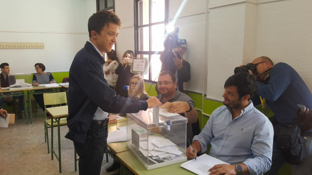 28A.- Errejón Vota A Podemos Acompañado De 