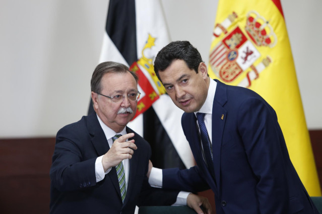El presidente de la Junta, Juanma Moreno, firma un convenio de colaboración con los presidentes de las ciudades autónomas de Ceuta y Melilla