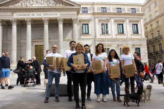 PACMA entrega avales para presentarse a las elecciones a la Eurocámara, donde espera obtener su primre escaño