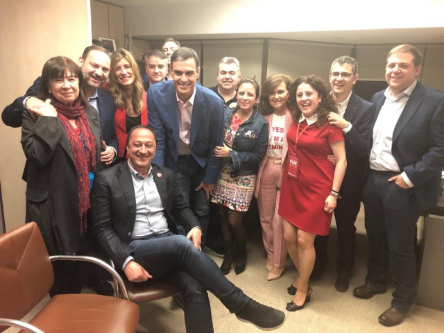 Pedro Sánchez y su equipo celebran la noche electoral
