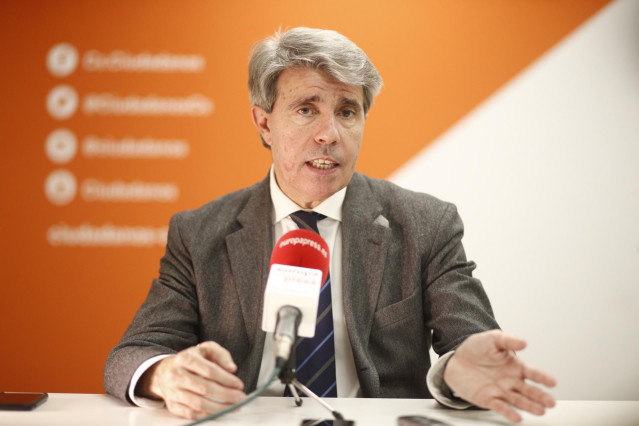 El expresidente de la Comunidad de Madrid, Ángel Garrido, posa en la sede de su nuevo partido, Ciudadanos