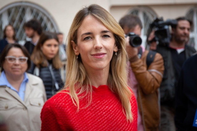 Cayetana Álvarez de Toledo atiende a los medios de comunicación en el Colegio Salesianos de Sarriá en Barcelona el 28 A