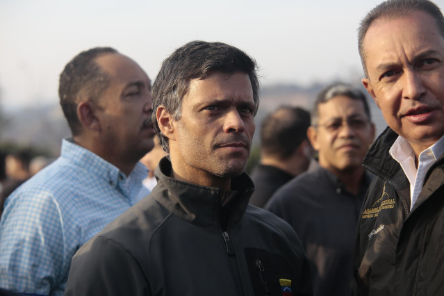 Leopoldo López abandona la Embajada de Chile en Venezuela y se traslada junto a su familia a la de España