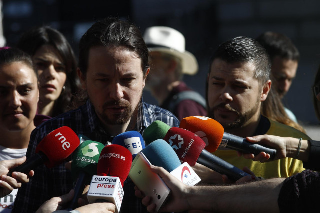 El secretario general de Podemos, Pablo Iglesias, interviene ante los medios de comunicación