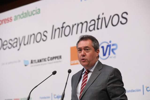Desayunos informativos de Europa Press Andalucía. Participa el alcalde de Sevilla y candidato del PSOE a la reelección, Juan Espadas, presenta el exvicepresidente del Gobierno Alfonso Guerra