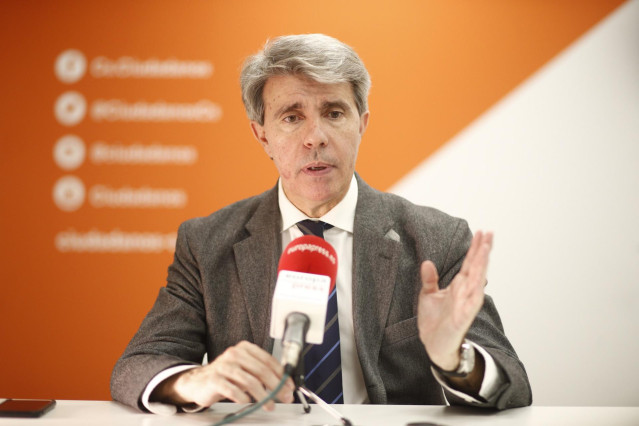 El expresidente de la Comunidad de Madrid, Ángel Garrido, posa en la sede de su nuevo partido, Ciudadanos