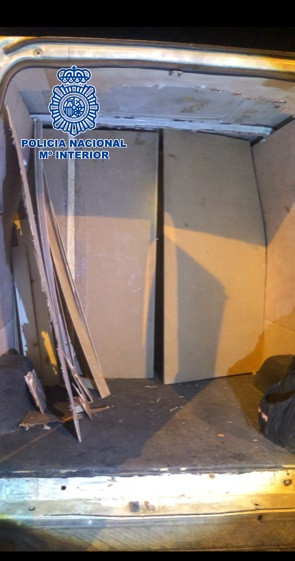 Localizados en Ceuta cuatro migrantes ocultos en un doble fondo de una furgoneta con destino a Algeciras