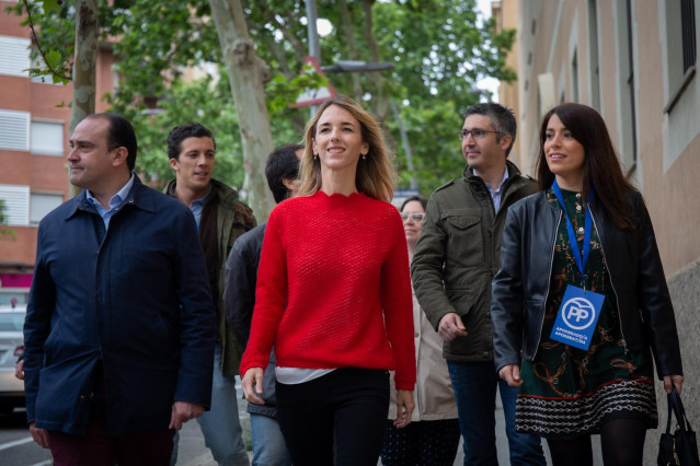 Cayetana Álvarez de Toledo atiende a los medios de comunicación en el Colegio Salesianos de Sarriá en Barcelona el 28 A