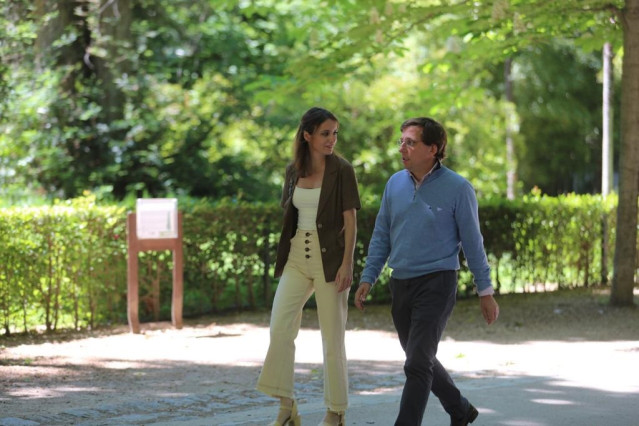 VÍDEO: Almeida no descarta elevar una consulta a la Junta Electoral sobre la propaganda de Más Madrid en los balcones
