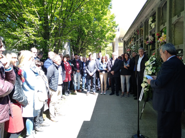 Representantes políticos, familiares y ciudadanos homenajean a Tomás Caballero en el 21º aniversario de su asesinato