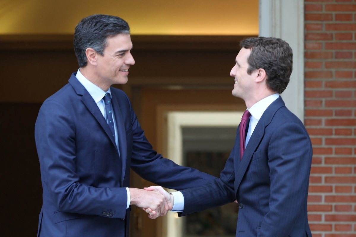 Pedro Su00e1nchez recibe a Pablo Casado en la Moncloa