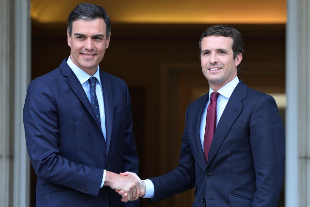 El presidente del Gobierno en funciones, Pedro Sánchez, recibe al líder del PP, Pablo Casado en Moncloa