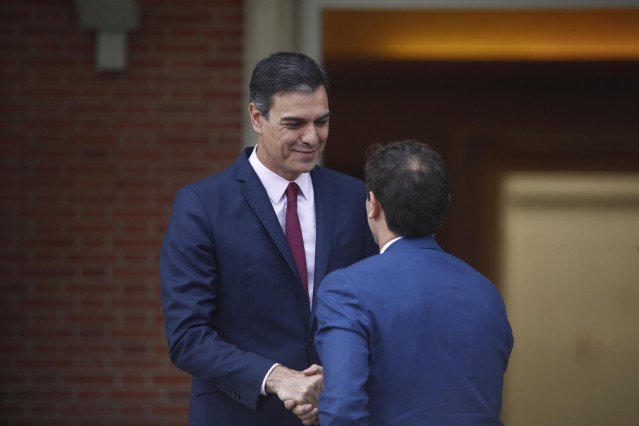 El presidente del Gobierno, Pedro Sánchez, recibe al presidente de Ciudadanos, Albert Rivera, en Moncloa