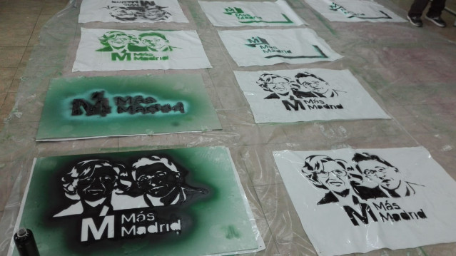 26M.- Colas para recoger las banderolas de Más Madrid, con 10.000 peticiones para poner pancartas en los balcones