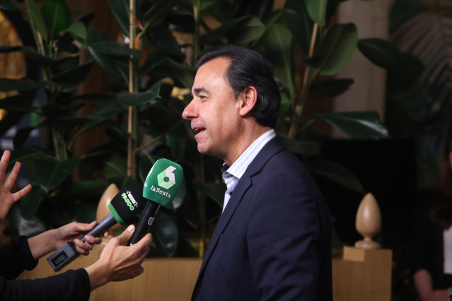 Carmen Calvo junto a otros ministros asisten a la fiesta 