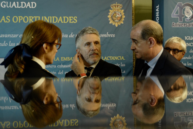 El ministro del Interior, Fernando Grande-Marlaska, visita en Bilbao la exposición que conmemora el 40º aniversario de la incorporación de la mujer a la Policía Nacional