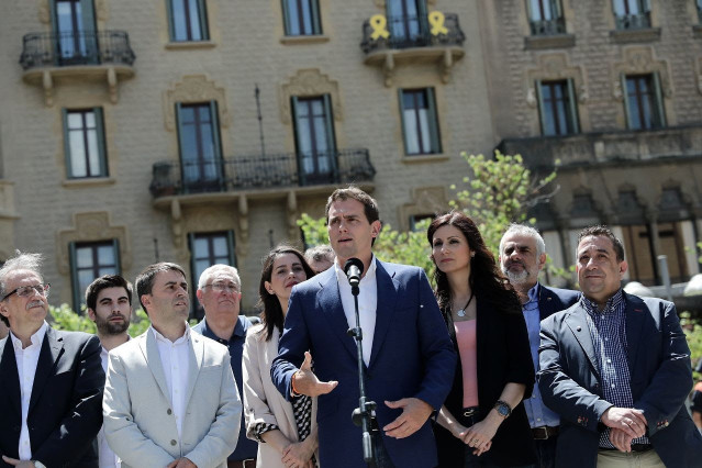 Rivera expresa su apoyo a la familia de Rubalcaba y al PSOE: 