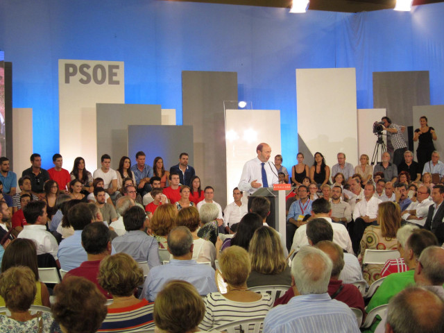 Políticos valencianos despiden a Rubalcaba, un hombre de Estado que estuvo 