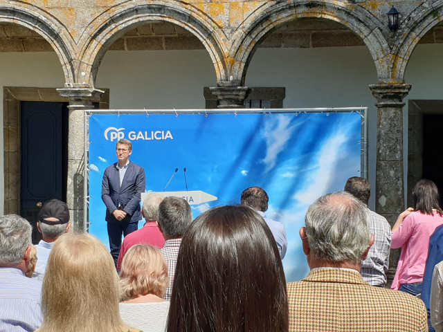 Mitin en Vimianzo (A Coruña) del presidente del PP de Galicia, Alberto Núñez Feijóo