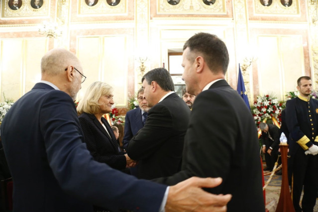 Esteban y Bildarratz visitan la capilla ardiente de Rubalcaba y entregan a su viuda y a Sánchez una carta de Ortuzar