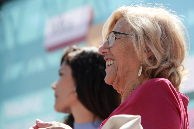 La alcaldesa de Madrid, Manuela Carmena, recibe, en nombre de la ciudadanía madrileña, la copa de la Champions League en la Plaza de Cibeles en Madrid